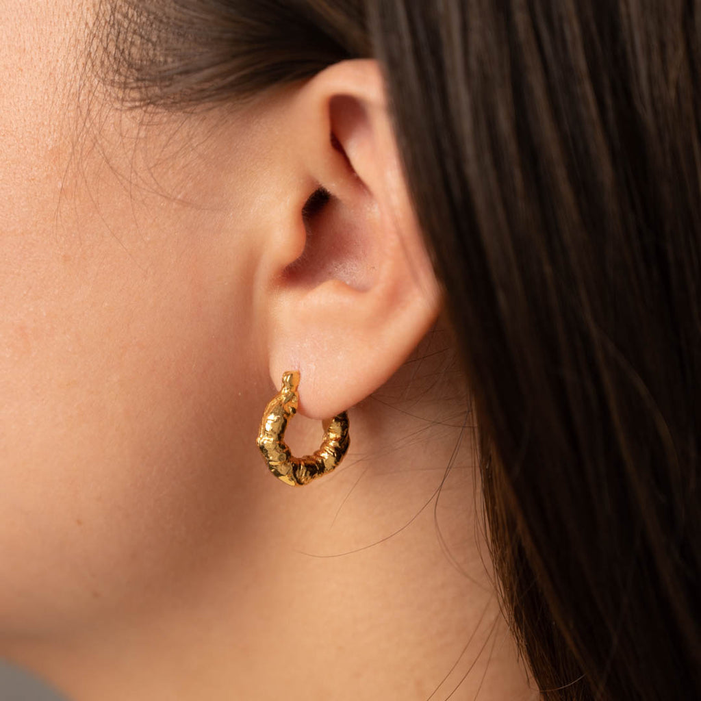 Guldbelagt sølv små creoler øreringe fremstillet i bæredygtige materialer bestil hos sisi copenhagen.