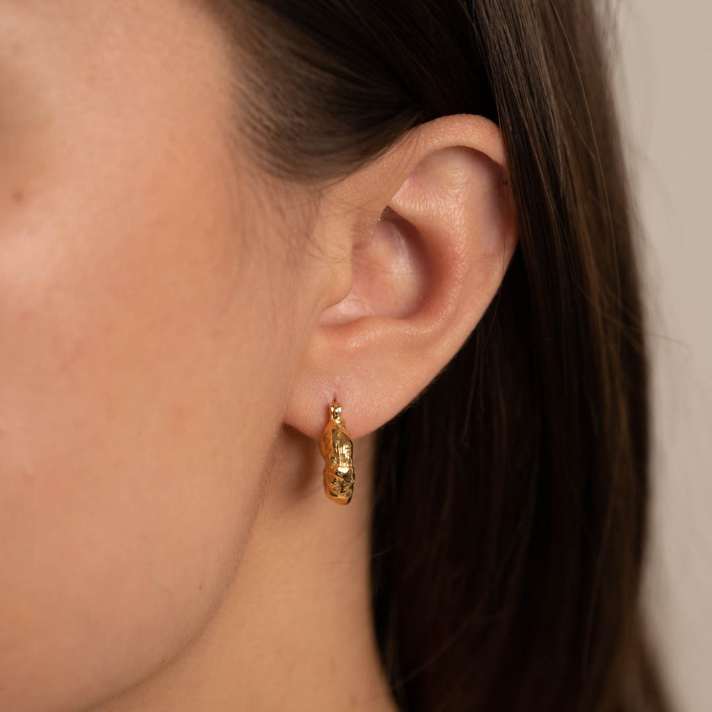 Guldbelagt sølv mini øreringe fra dansk smykkefirma bliv inspireret af vores seneste kollektion.