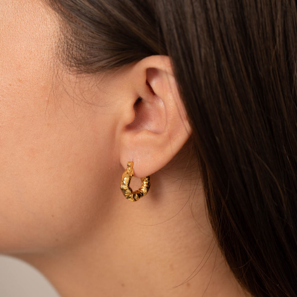 Guldbelagt sølv mini øreringe fremstillet i eco sterlingsølv besøg smykkeforretning københavn.