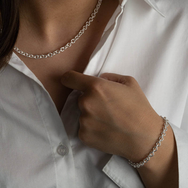 Guldbelagt sølv halskæde fremstillet i bæredygtige materialer find det perfekte smykke til dig selv eller som gave hos Sisi Copenhagen