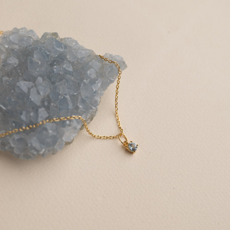 Guldbelagt sølv blå topas halskæde produceret i gode materialer se vores udvalg af smykker.