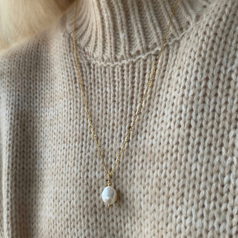 Forgyldt sølv medium perle øreringe barokke perler bredt udvalg af smykker til kvinder besøg sisi copenhagen smykkebutik her.
