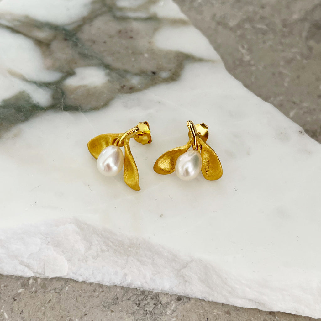 Guldbelagt sølv medium ørestikker perle øreringe klassiske perler i eco friendly guld og sølv besøg smykkeforretning østerbrogade.