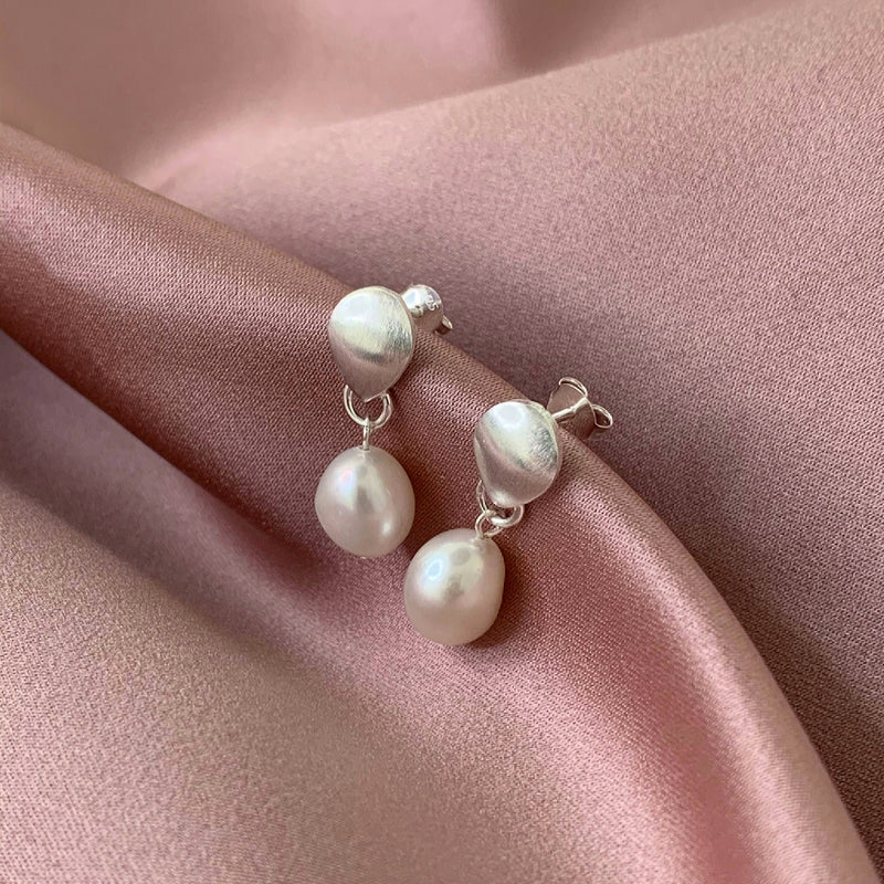 Guldbelagt sølv medium ørestikker perle øreringe barokke perler fås som smykkesæt bestil hos sisi copenhagen.