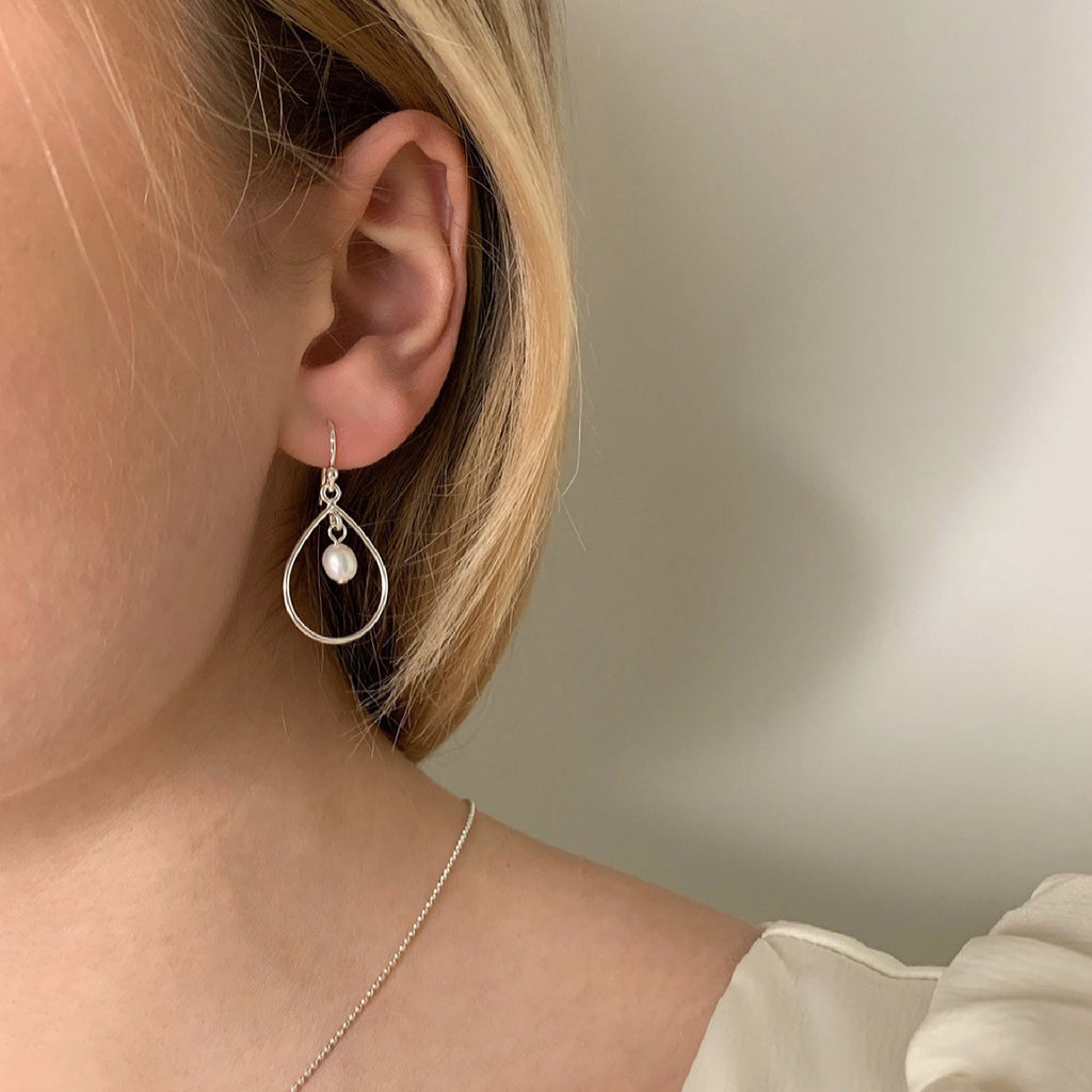 Forgyldt sølv medium creoler perle øreringe klassiske perler i højeste kvalitet sisi smykker til kvinder se mere.