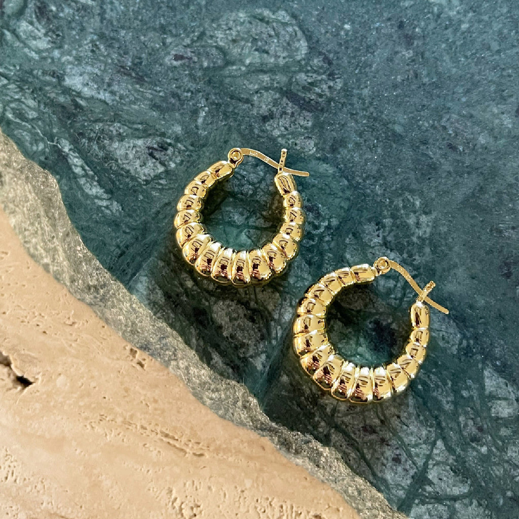 Guldbelagt sølv medium ørestikker perle øreringe barokke perler fremstillet i ægte materialer bestil sisi smykker online.