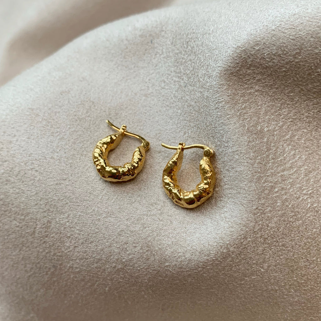 Forgyldt sterlingsølv små creoler øreringe som holder i flere år bestil smykker fra sisi copenhagen i dag.