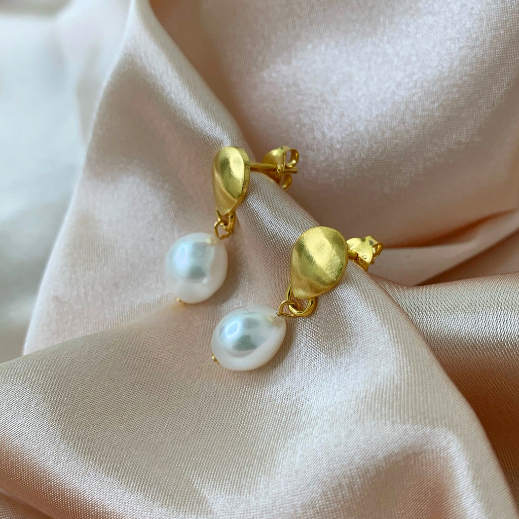 Forgyldt sølv perle vedhæng barokke perler certificeret økologisk guld og sølv som materialer besøg smykkebutik østerbrogade sisi copenhagen.