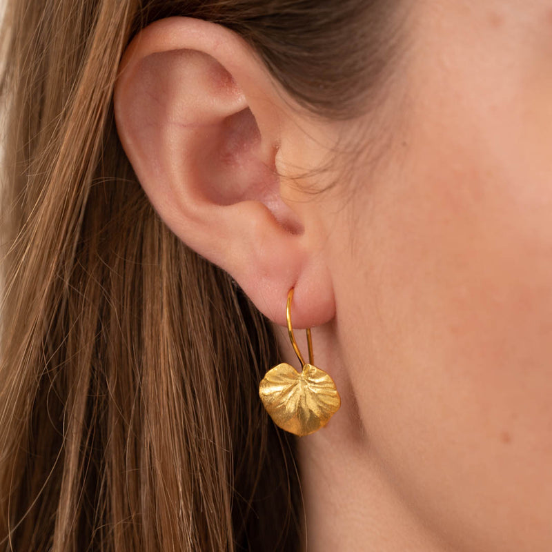 Forgyldt sterlingsølv små ørestikker øreringe i et enkelt design smykker guld og sølv bestil online.