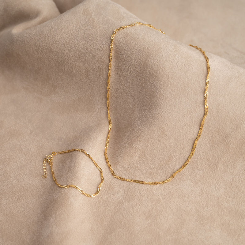 Forgyldt sølv smykkesæt i et enkelt design se vores armbånd hos sisi copenhagen.