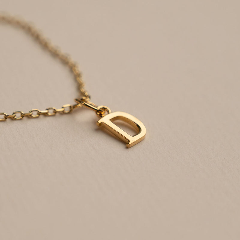 Forgyldt sterlingsølv halskæde med bogstav i flere størrelser besøg smykkeforretning københavn.
