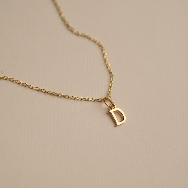 Forgyldt sølv halskæde med bogstav i klassisk design bredt udvalg af smykker.