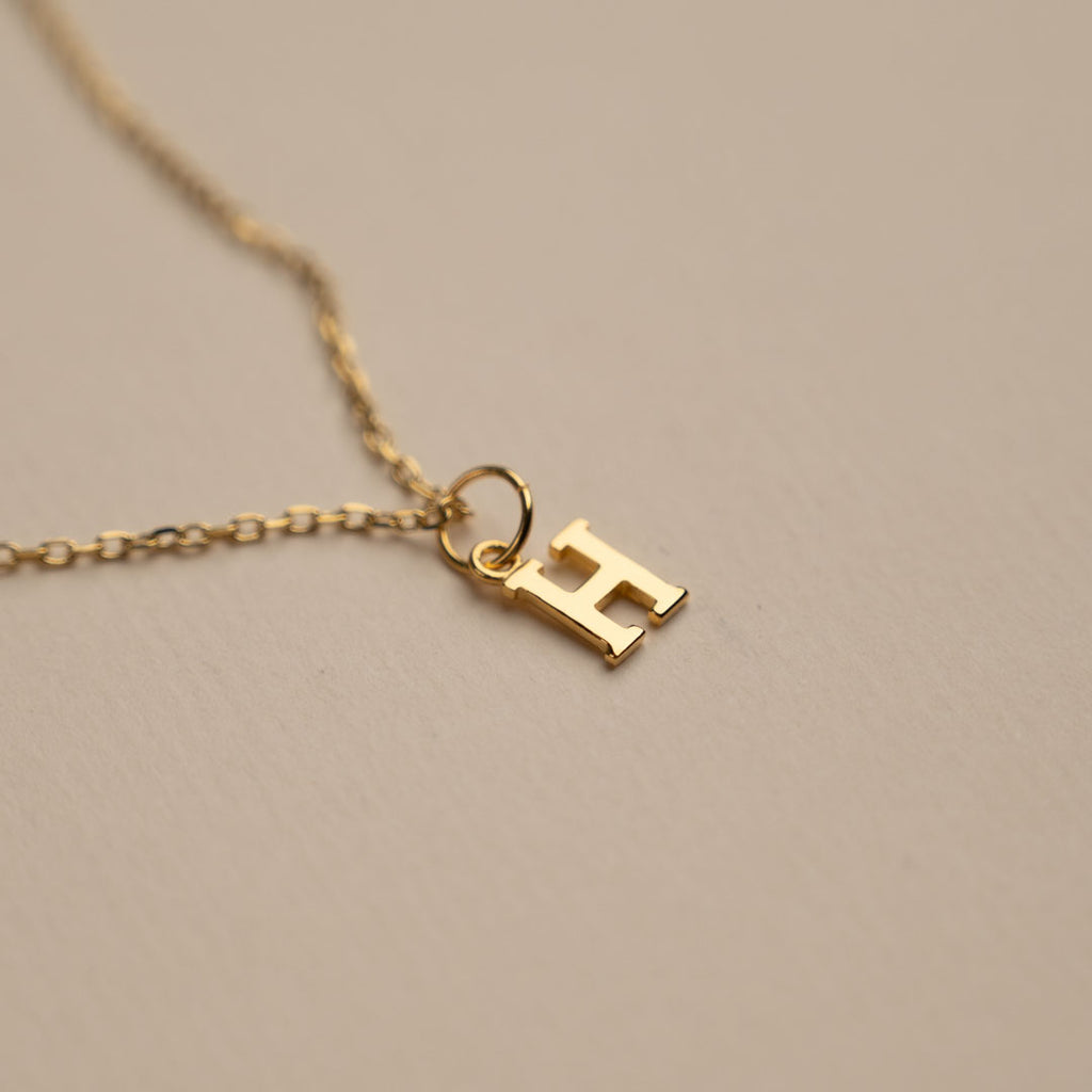 Guldbelagt sølv halskæde med bogstav i eco friendly guld og sølv læs mere om sisi copenhagen.
