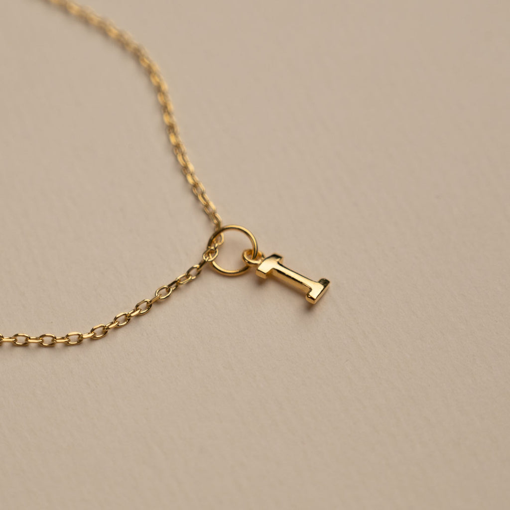 Guldbelagt sølv halskæde med bogstav fremstillet i bæredygtige materialer se vores øreringe hos sisi copenhagen.