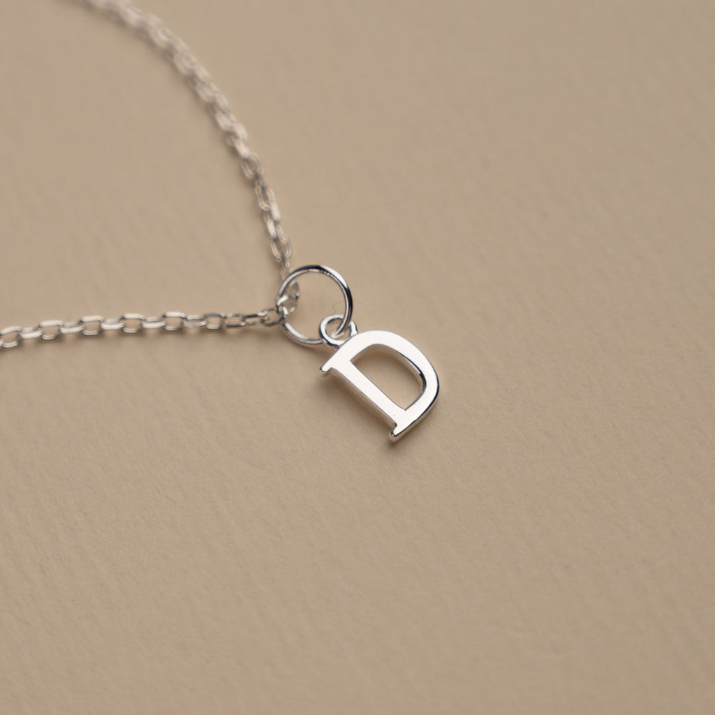 Sølv halskæde med bogstav fås i flere variationer sisi copenahgen smykker bestil online.