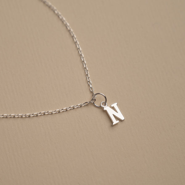 Sølv bogstavs halskæde i klassisk design se vores udvalg af smykker.