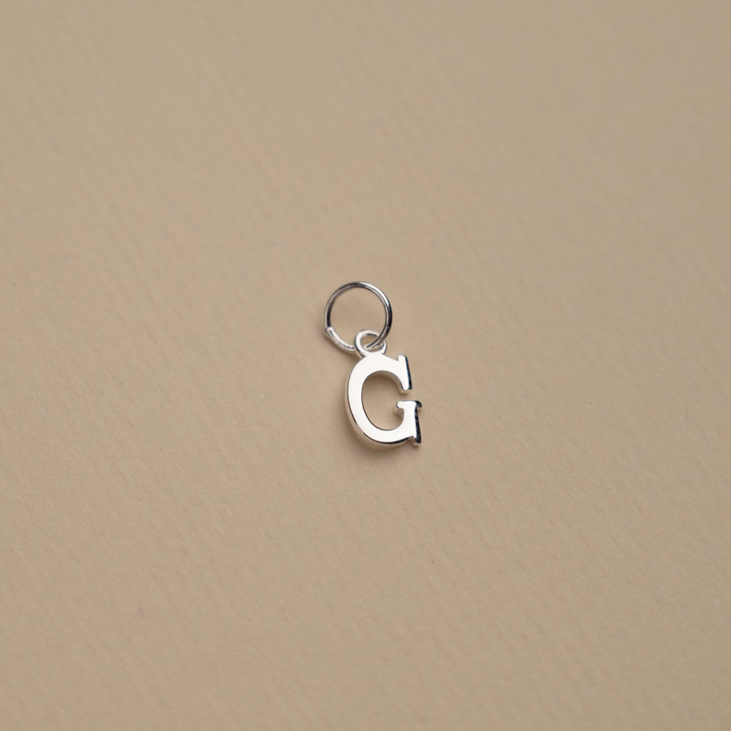 Forgyldt sølv halskæde med bogstav i et enkelt design bestil dine sisi smykker her.