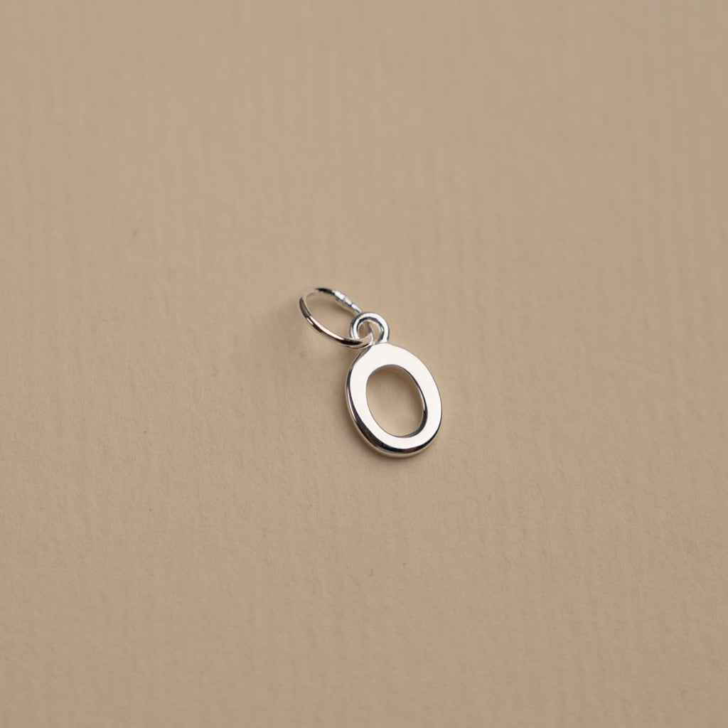 Forgyldt sterlingsølv halskæde med bogstav i et enkelt design besøg sisi copenhagen smykkebutik her.