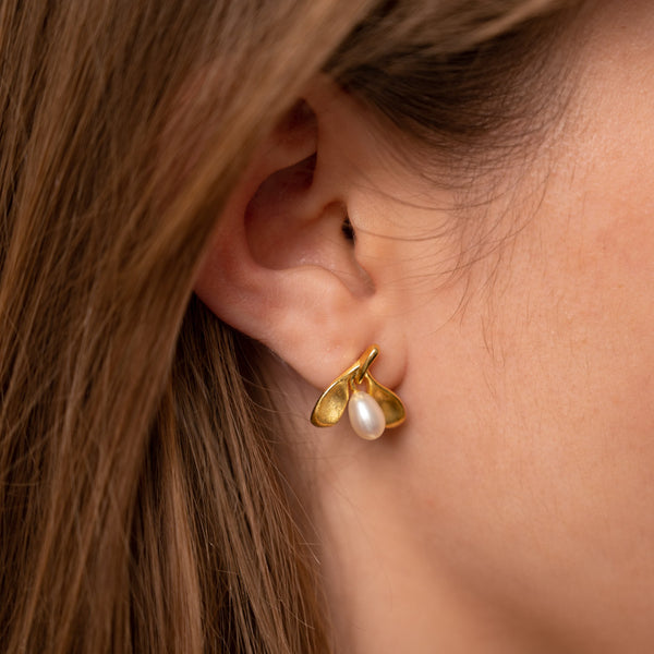 Guldbelagt sølv medium ørestikker perle øreringe klassiske perler findes også i massiv guld besøg smykkebutik østerbrogade sisi copenhagen.