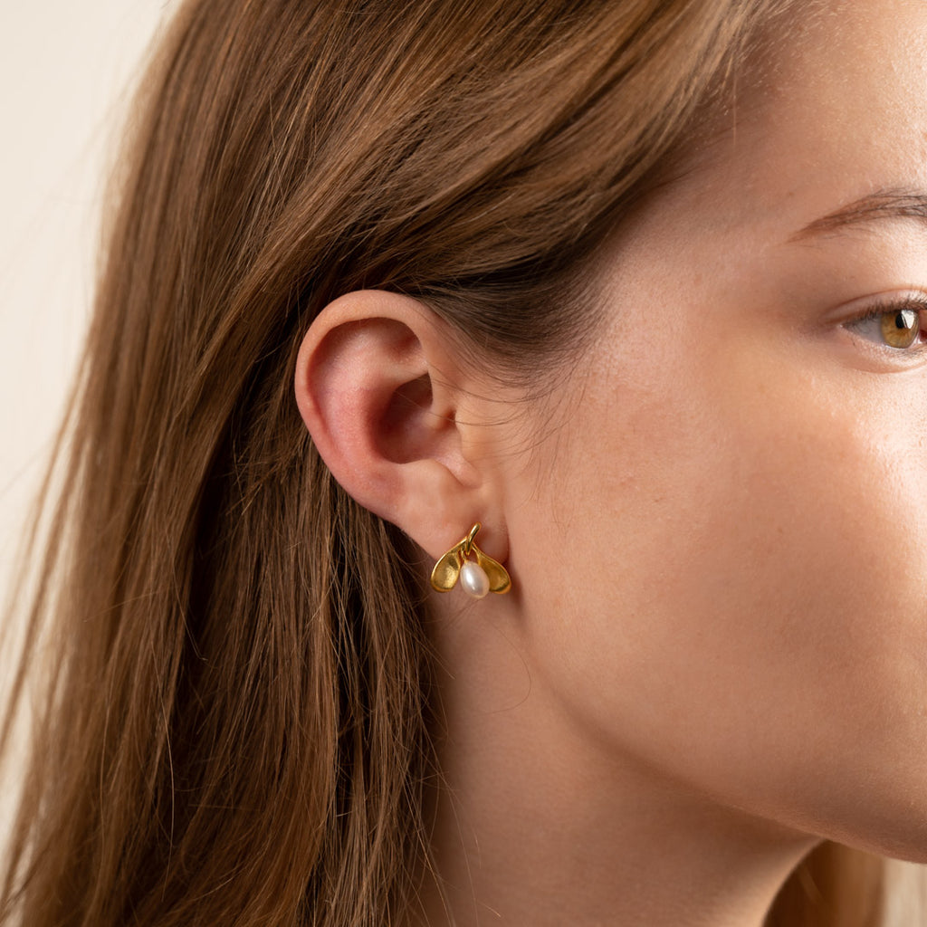 Guldbelagt sølv medium ørestikker perle øreringe klassiske perler i høj kvalitet besøg sisi copenhagen og se mere.