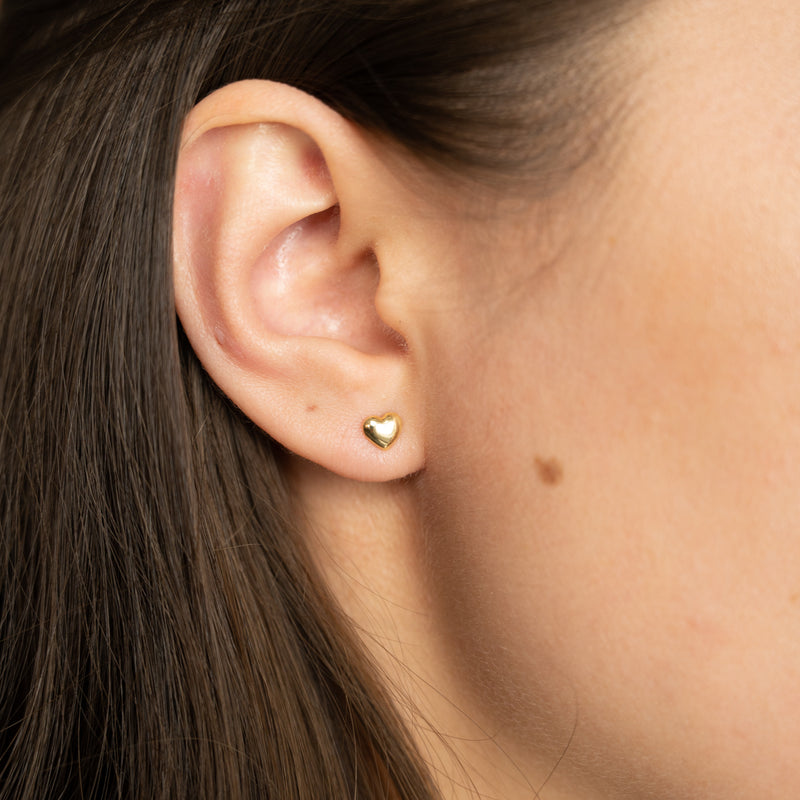 9 karat guld mini ørestikker øreringe i klassisk design bestil hos sisi copenhagen.
