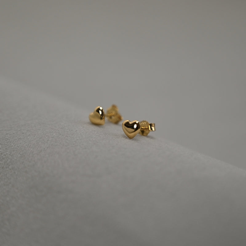 9 karat guld mini ørestikker øreringe i et enkelt design besøg smykkeforretning østerbro sisi copenhagen.