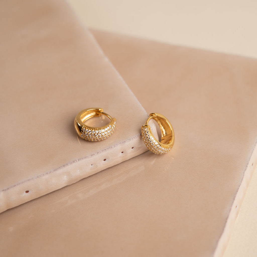 Guldbelagt sølv øreringe emalje i klassisk design se vores smykker til kvinder sisi copenhagen.