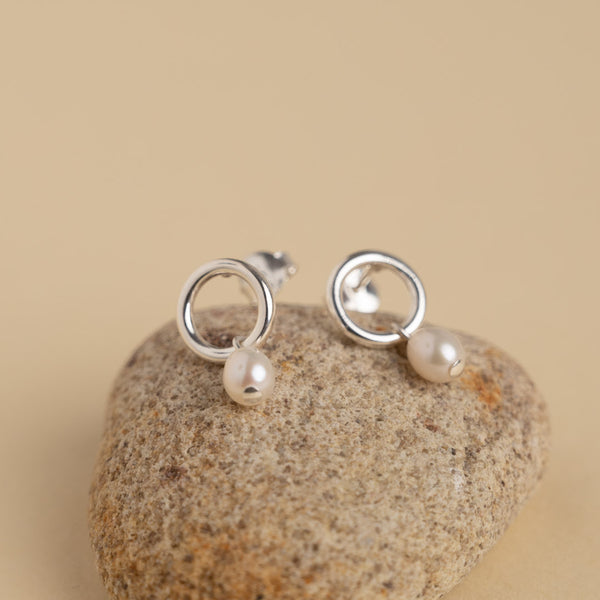 925 sterlingsølv små ørestikker perle øreringe klassiske perler barokke perler fremstillet i eco sterlingsølv bestil hos sisi copenhagen.