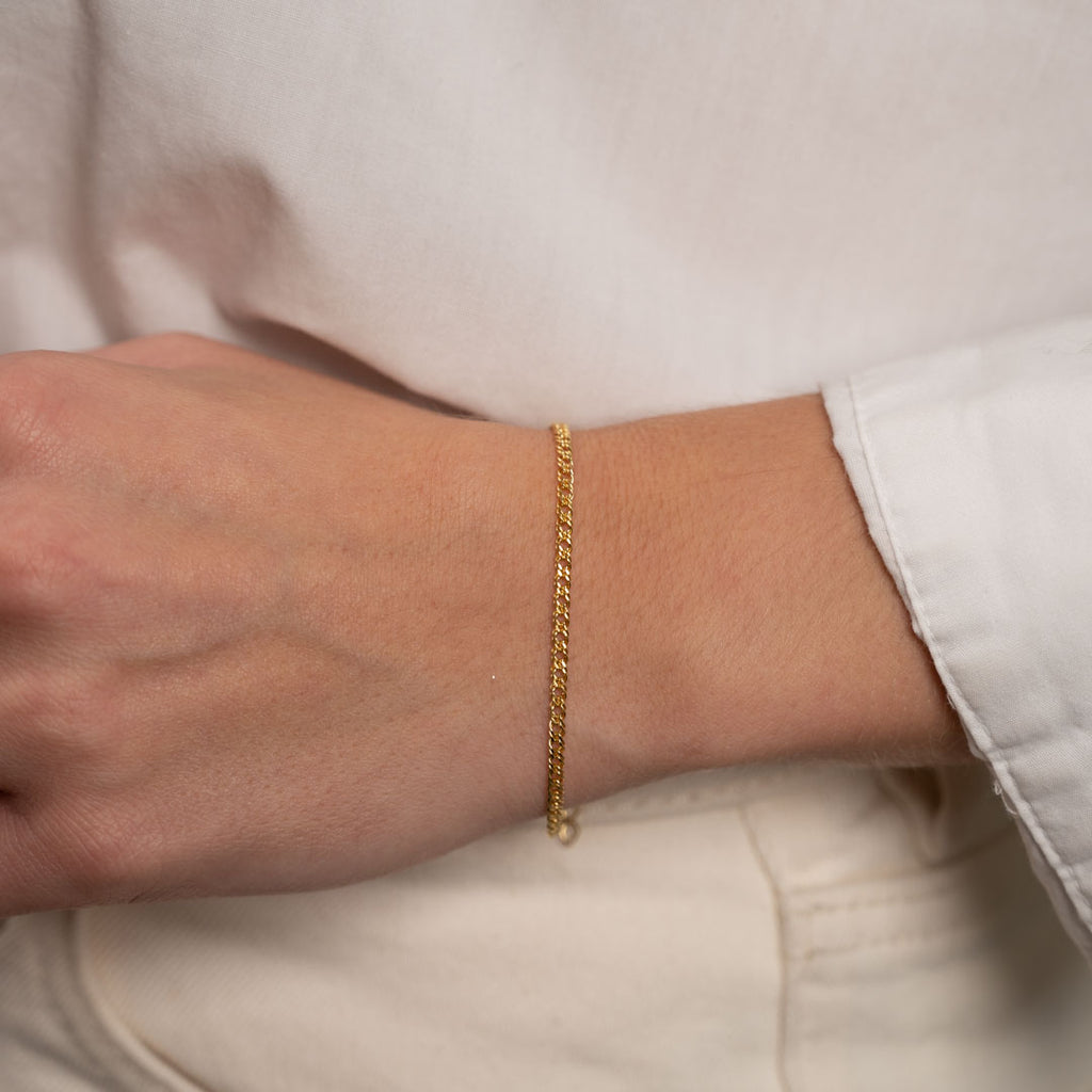 9 karat massiv guld armbånd mulighed for at købe smykker som gaveindpakning med personlig hilsen se smykkerne hos sisi copenhagen.