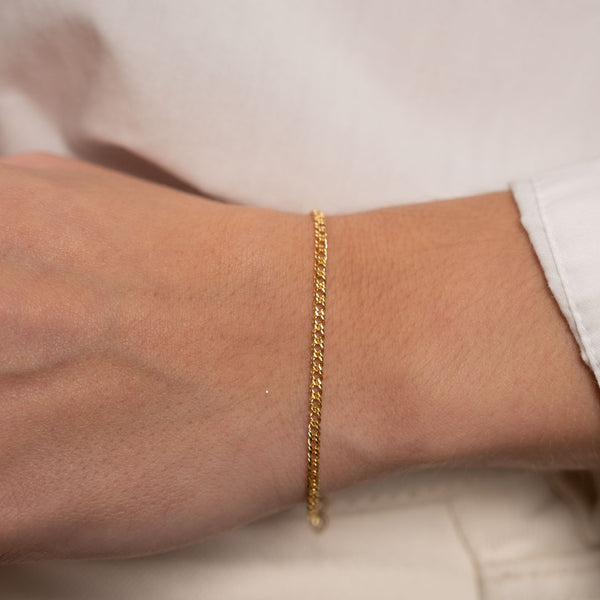 Massiv guld armbånd i tidløse designs se hos smykkebutik østerbro sisi copenhagen.