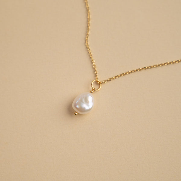 Forgyldt sterlingsølv medium perle øreringe barokke perler høj kvalitet i materialer og håndværk se vores halskæder hos sisi copenhagen.