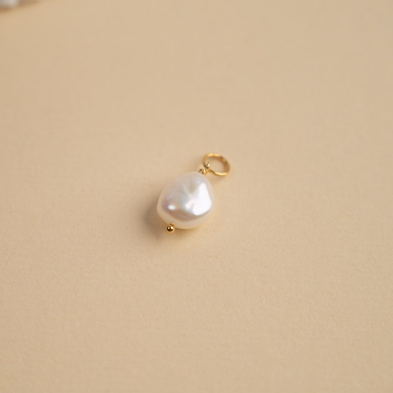 Guldbelagt sølv medium perle øreringe barokke perler fremstilles i eco sølv bestil dine sisi smykker her.