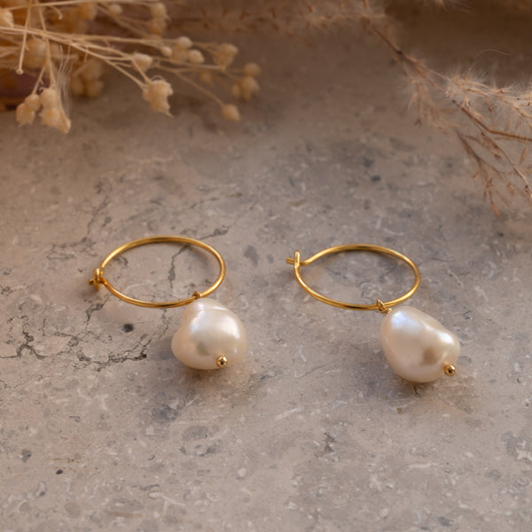 Forgyldt sølv store perle øreringe barokke perler i et enkelt design besøg sisi copenhagen smykkebutik her.
