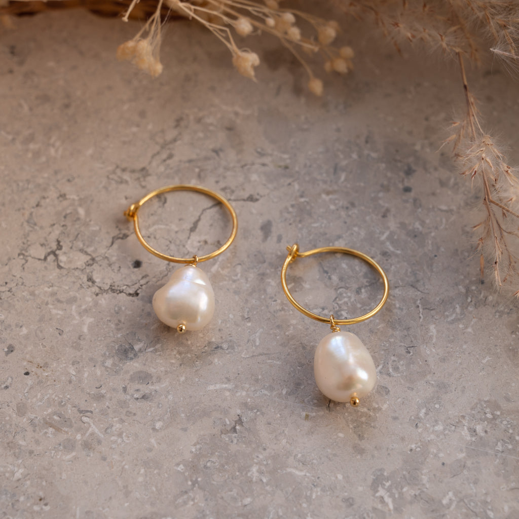 Forgyldt sterlingsølv store perle øreringe barokke perler fås i flere variationer kom forbi sisi copenhagen østerbro.