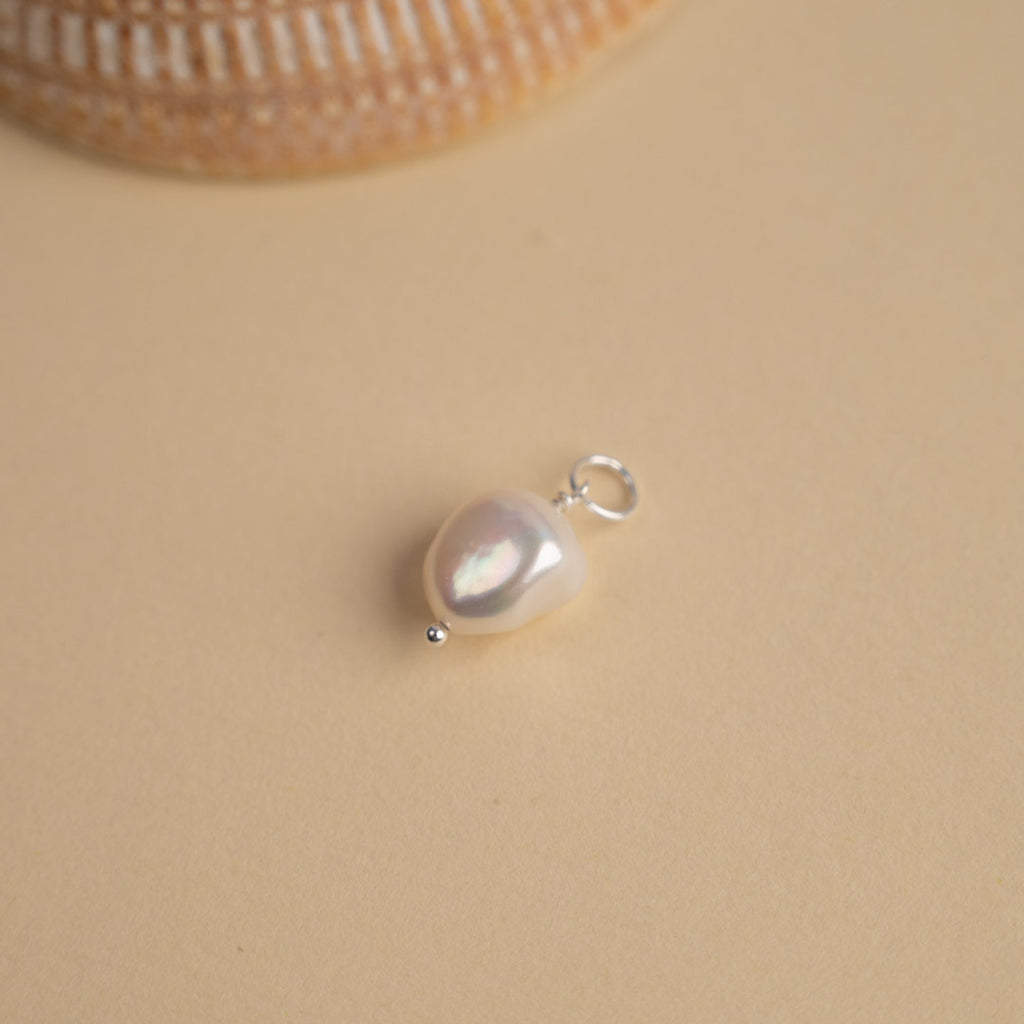 Sølv perle øreringe barokke perler bredt udvalg af smykker til kvinder se smykkerne hos sisi copenhagen.