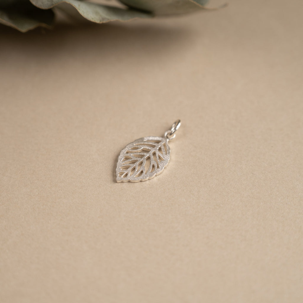 Guldbelagt sølv perle vedhæng klassiske perler fremstillet i ægte materialer se hos smykkebutik østerbro sisi copenhagen.