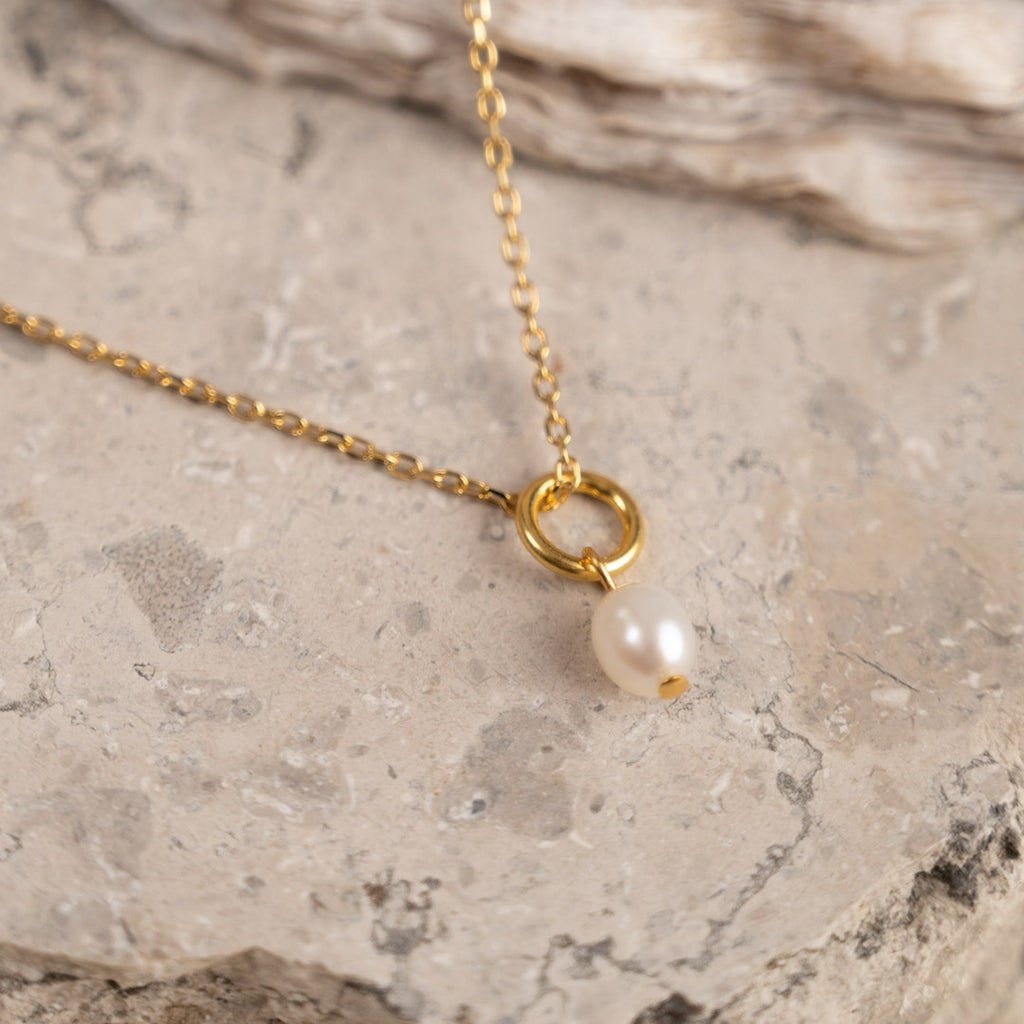 925 sterlingsølv små ørestikker perle øreringe klassiske perler barokke perler produceret i gode materialer smykker guld og sølv bestil online.