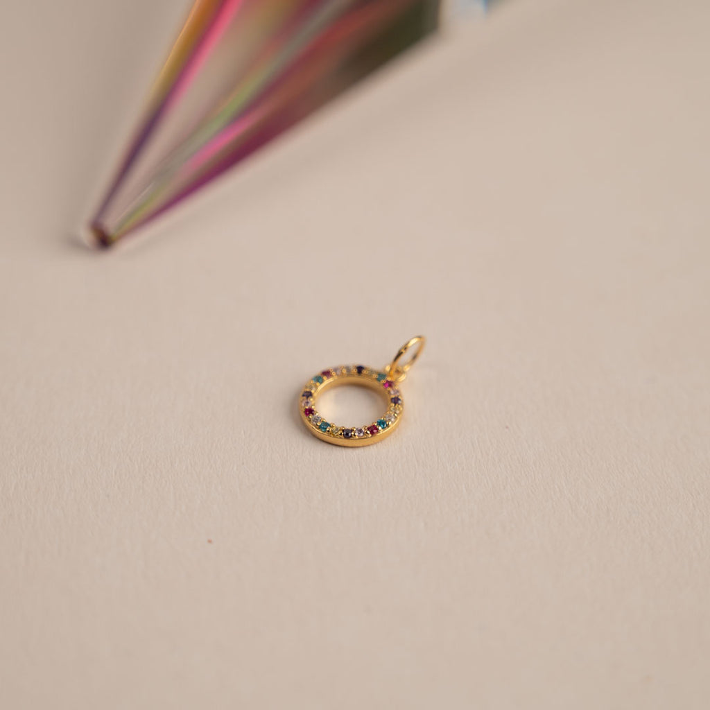 Forgyldt sølv regnbue farvede halskæde findes også i massiv guld besøg smykkeforretning østerbrogade.