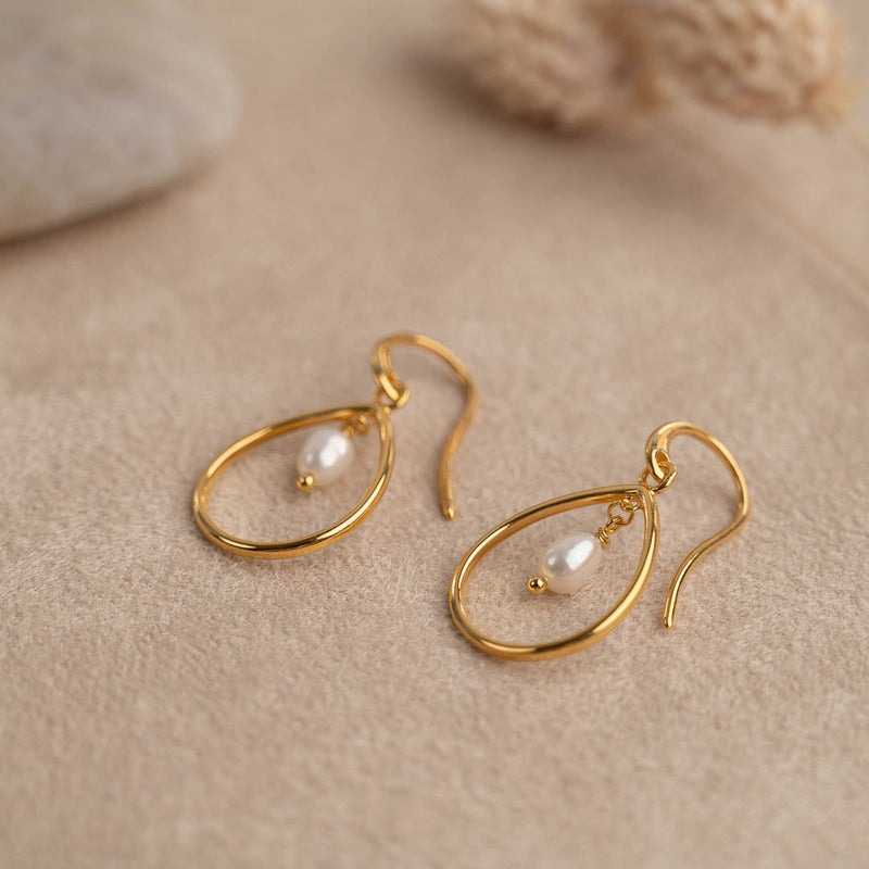 Guldbelagt sølv perle halskæde fremstillet i bæredygtige materialer find det perfekte smykke til dig selv eller som gave hos Sisi Copenhagen