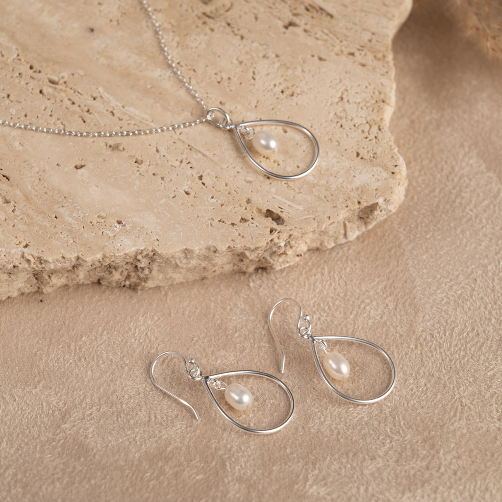Forgyldt sterlingsølv medium creoler perle øreringe klassiske perler i et enkelt design se mere hos sisi copenhagen.