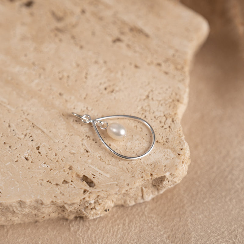 Forgyldt sterlingsølv perle vedhæng barokke perler bredt udvalg af smykker til kvinder kom forbi smykkebutik østerbro.