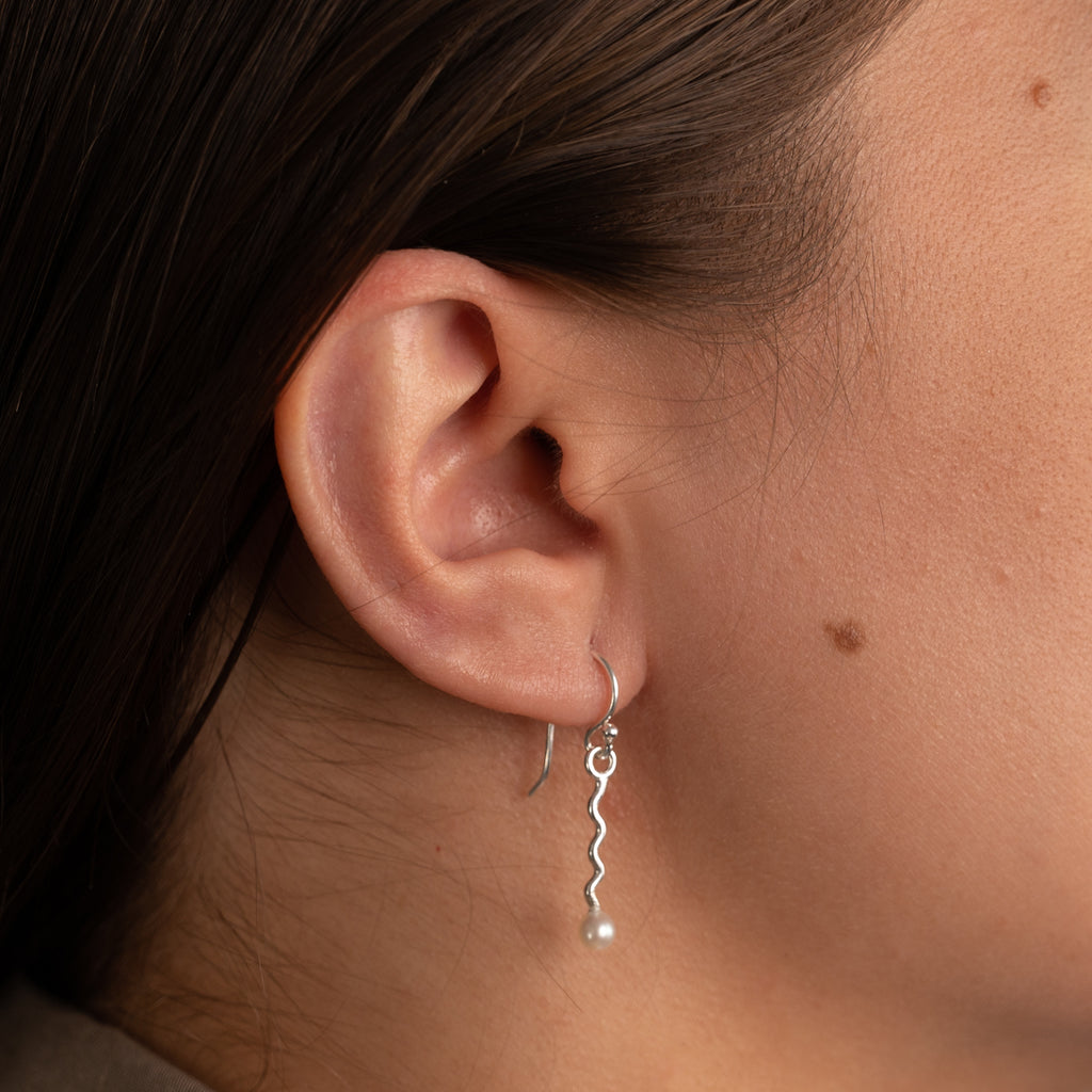 9 karat massiv guld mini ørestikker øreringe personlig og professionel kundeservice bestil online hos sisi copenhagen.