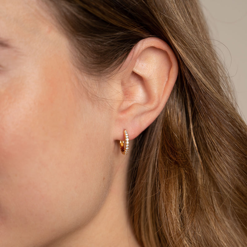 Forgyldt sterlingsølv medium creoler ørestikker øreringe i et enkelt design find det perfekte smykke til dig selv eller som gave hos Sisi Copenhagen