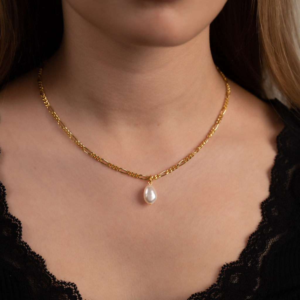 Sølv medium ørestikker perle øreringe barokke perler fremstillet i bæredygtige materialer besøg smykkebutik østerbrogade sisi copenhagen.