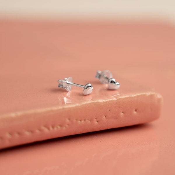 Sølv mini ørestikker perle øreringe klassiske perler fås i flere variationer besøg smykkeforretning østerbro sisi copenhagen.