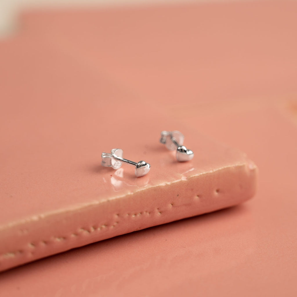 Sølv mini ørestikker perle øreringe klassiske perler i høj kvalitet se vores armbånd hos sisi copenhagen.