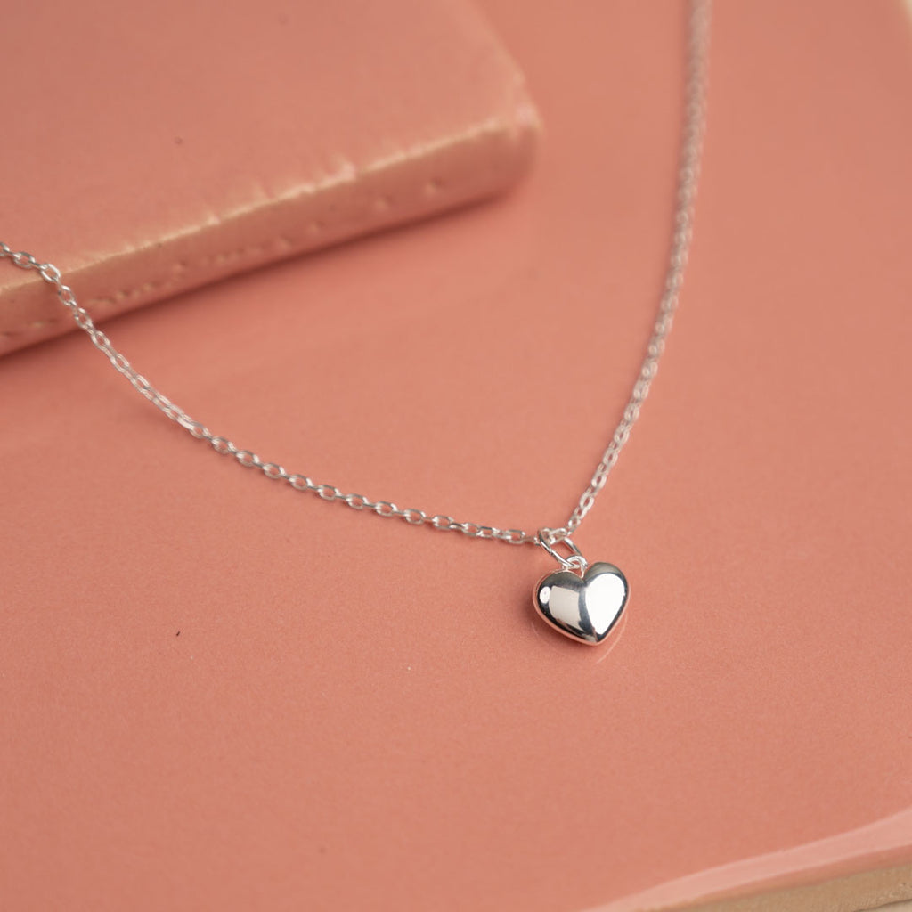 Sølv mini ørestikker perle øreringe klassiske perler fås i flere variationer besøg smykkeforretning københavn.